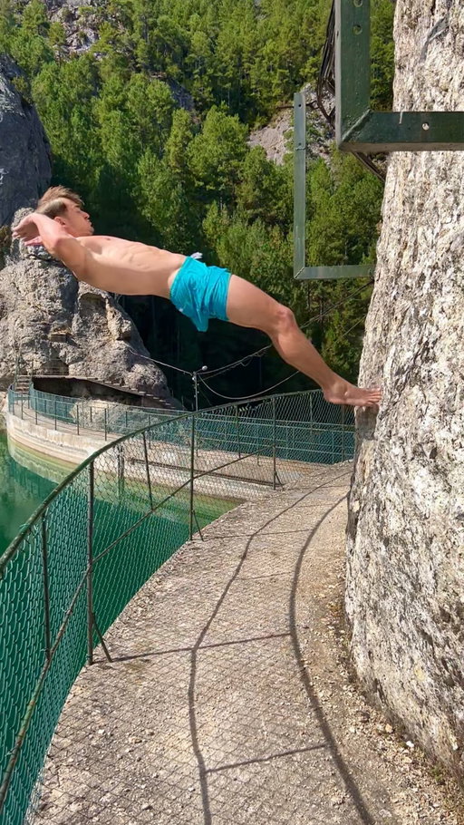 2026 will be better ! 🤩❌✅ 

Do you believe in New Year’s resolutions ? I definitely do not ..It’s hard to break patterns and if you need a special day for it you won’t do it anyway 🤷‍♂️ change my mind 😊 
First guy: @petar_bounce