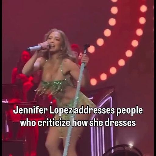Když Jennifer Lopez mluví ve svých 56 letech o tom, že je stále terčem kritiky za to, jak se obléká, jak tančí, jak vypadá a jak se tváří na fotkách, uvědomila jsem si, jak málo se vlastně změnilo.
Pořád tu existuje představa, že žena má v určitém věku zpomalit, zahalit se a uklidnit se.
A nedej bože, když je už dávno po dvacítce a nechová se „adekvátně svému věku“.WTF‼️‼️‼️
A tady bych se opravdu ráda zastavila.
Protože by mě upřímně zajímalo, kde je ta příručka. Ten manuál, který přesně říká, co je v jakém věku ještě vhodné. Jak se oblékat, jak se chovat, kolik si dovolit. Kdo ho napsal, kdy vznikl a jestli ho psala žena, nebo muž🥳🤷‍♀️
Možná by stálo za to udělat anketu. Jak by podle společnosti měla žena vypadat ve třiceti, čtyřiceti, padesáti. A kdo to vlastně rozhoduje🙈
A možná je na tom nejzajímavější to, že se pořád řeší věk ženy. Jakoby s přibývajícími roky měla ubývat na právu být vidět, slyšet a být svá.Jenže žádný takový manuál neexistuje.
Kdyby Jennifer Lopez nevypadala tak, jak vypadá, možná by se oblékala jinak. Ale ona vypadá takhle právě proto, že se k sobě celý život chová zodpovědně. Protože je konzistentní. Protože maká. Protože si stojí za sebou.A často slyším uklidňující kecy typu „kdybych měla její peníze“ nebo „kdybych měla její možnosti“. Jenže to nejsou žádné argumenty. To jsou jen výmluvy, které nás mají zbavit odpovědnosti vůči sobě samým. Protože bez stejného mindsetu, bez disciplíny, bez práce na sobě a bez nekonečné konzistence by nepřišly ani ty peníze, ani ty možnosti.Takže žádné kdyby. Protože jak se říká, kdyby byly v řiti ryby, netřeba by rybníka.
A ještě jedna věc. Já strašně ráda chválím ženy, kterým to sluší. Které mají lepší nohy, lepší zadek, víc energie nebo větší tah na branku než já. Protože vím, kolik práce, disciplíny a odříkání za tím je.
A možná právě to některé lidi dráždí nejvíc. Ne věk. Ne oblečení. Ale fakt, že to jde. Že žena může milovat život, být vidět, být svá a ještě u toho sakra dobře vypadat.
A ruku na srdce, neznám moc žen, které by ve 56 letech vypadaly tak zatraceně dobře.Takže jak ráda říkám..Fck The Age🥳 #jloforever #jlo #kdybybylyvřitiryby✊