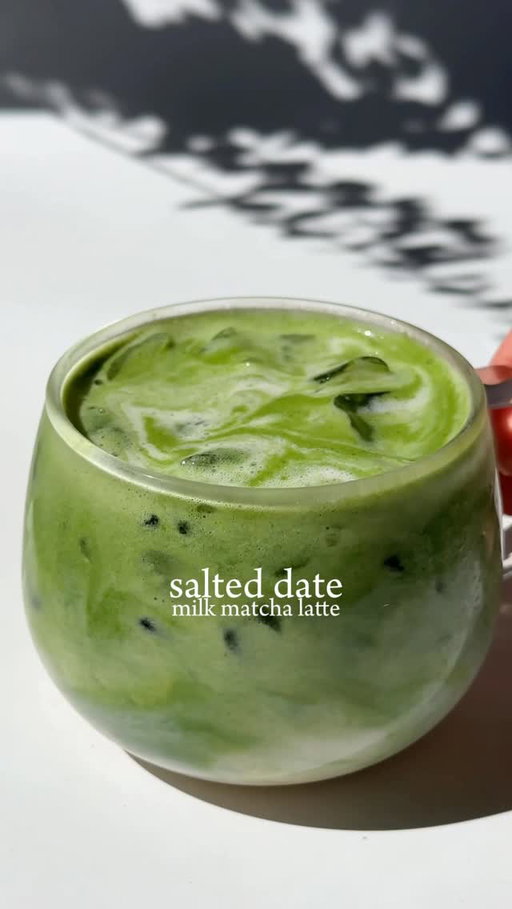 🥛🍵 salted date milk matcha latte 

date milk with matcha is so underrated but it’s so good I promise 😭

date milk:
— soak 2-3 pitted dates in hot water for 10mins
— blend dates with 200ml milk + pinch of salt (you can also add in the drink after blending)

matcha:
— 2tsp or 4g matcha
— 40ml of 175F water

#homecafe #matcharecipes #matchalover #matchalatte #aestheticdrinks