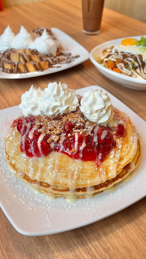 new winter menu at @stackedpancake 🥞❄️

#toronto #foodie #pancakes #brunch #frenchtoast