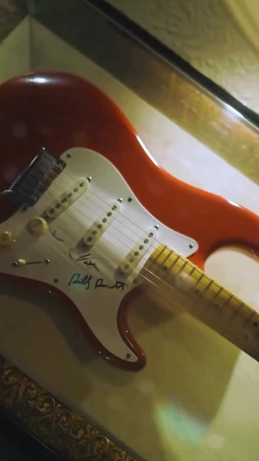 Resolution for 2026: see the legends in action… or at least the instruments and outfits that made history! 🎸⁣
⁣
Check out all the memorabilia in Hard Rock Cafes around the world in 2026. ✨
