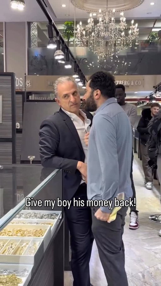 My friend Trax works way to hard for people to be doing this to him, he’s the most honest jewler in the world and does nothing but help people. The other gut is the type of person that shouldnt have a business, pay back the bread 💯 @traxnyc