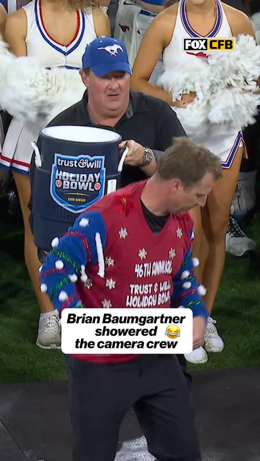 Did Kevin from The Office just pour eggnog on @smufb’s HC Rhett Lashlee at the @holidaybowl?

Yes, yes he did. 😭