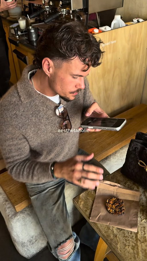 joining AA (aesthetics anonymous) as my New Year’s resolution 📸🤳 
-
-
-
#funny #relatable #pinterestaesthetic #menslifestyle #contentcreatorlife