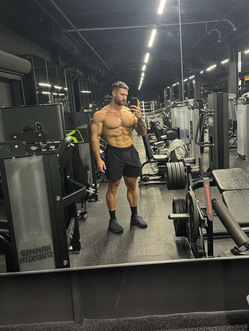 Been sick probably half of December, but hey I guess it’s a way to get lean during the holidays.
Felt good to get back in the gym and move my body (even if it’s more embarrassing movements I suck at).
I am dedicated to be moving and feeling like a new man by the end of this year.

@stndrd momentum building challenge sign is still open for a few days and it looks like I’m going to be trying to add some muscle not cut after this month.
Check the link in my bio to sign up 🤝