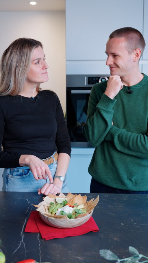 (FR👇) De Wijzen van Delhaize gaan langs bij @laura.vanden.broeck voor een zero-waste gerecht dat écht indruk maakt!
Deze nacho’s met kalkoen zijn easy, slim én vooral superlekker 🤤
Sla deze reel op om ze thuis te maken!

Les Rois Sages de Delhaize passent chez @laura.vanden.broeck pour un plat zéro gaspi qui envoie du lourd ! 
Ces nachos à la dinde sont faciles à faire, malins, mais surtout trop bons 🤤
Enregistrez ce reel pour les refaire à la maison !

#lesswaste #culiinspi