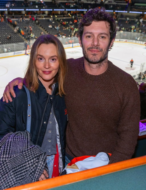 @itsmeleighton and Adam Brody were in the house last night for the Ducks 🙌 🦆 #FlyTogether