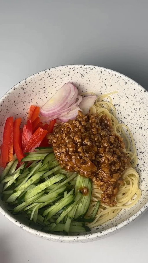 Hmm what do I call this? 🤔 my mom’s recipe she called it (炸酱面）zhà jiang mian *I don’t know what
 is it called in English 😢

Recipe:
200g Minced meat (any type I use pork)
2-3 cloves Minced garlic
Sliced (cucumber, red bell pepper, red onion) I use 1 each and slice it up 
Noodle: I use spaghetti 🫣 

Seasoning:
1 tablespoon oyster sauce 
1 tablespoon fermented bean paste 
1 teaspoon sugar (balance the salty taste from the bean paste)
1 teaspoon soy sauce 
1 teaspoon dark soy sauce
Corn starch water (to thicken the sauce) 

If you haven’t eaten this before you need to give this a try! Really good 😍 

#homecooking #recipe #healthy