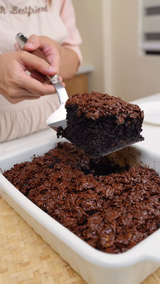 Crispy Chocolate Cake 🍫✨
A super moist chocolate cake, drenched in rich chocolate sauce (parang tres leches but make it chocolate 😮‍💨), then topped with crunchy chocolate-covered cornflakes for that perfect contrast.
Soft. Saucy. Crispy. Dangerous.

If you like your desserts extra, this one’s for you.

RECIPE:

Chocolate Moist Cake
	•	130g all-purpose flour
	•	50g dark cocoa powder
	•	200g sugar
	•	1 tsp baking powder
	•	½ tsp baking soda
	•	Pinch of salt
	•	1 large egg
	•	60 ml cooking oil
	•	120 ml fresh milk
	•	1 tsp vanilla
	•	120 ml hot water + 1 tsp instant coffee powder

Bake the cake in a preheated 150°C oven for 30–45 minutes, or until a toothpick inserted comes out clean.
Low and slow = extra moist. 🤍

Chocolate Soaking Sauce
	•	3 tbsp cocoa powder
	•	3 tbsp sugar
	•	200 ml milk - hot

Crispy Topping
	•	1½ cups cornflakes
	•	100g dark chocolate

Moist cake + chocolate soak + crispy topping = balance.
Save this if you’re a texture person. 🤍🍰