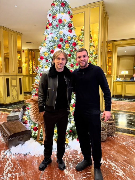 A 𝑩𝒂𝒍𝒍𝒐𝒏 𝒅’𝑶𝒓 𝒔𝒕𝒂𝒓𝒕 to 2026 🌕🇭🇷

Great to meet Luka Modrić and Darijo Srna in Milano, Croatian legends of the game today and forever ⭐️