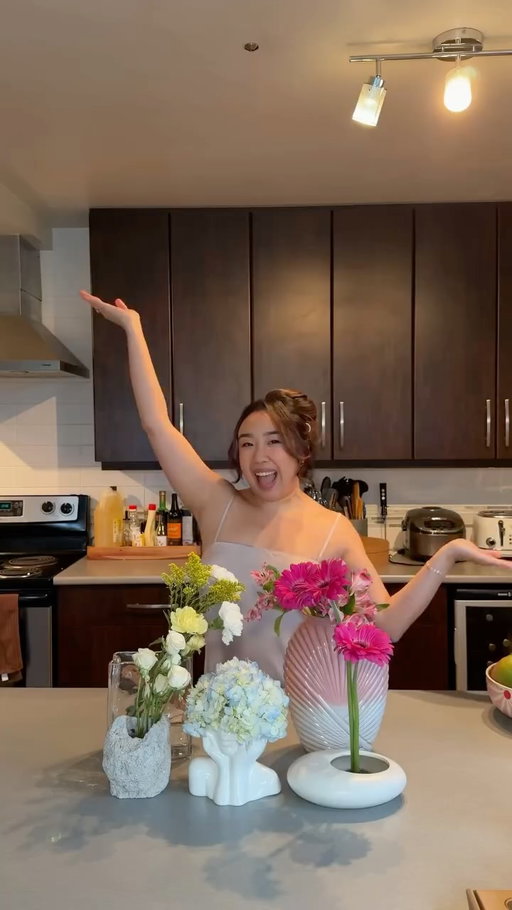 the home needed some blooms to bring colour for the new year 💐 let’s see how many different floral arrangements I can make with this one $25 bouquet I picked up from Costco 

#floralarrangements #flowers style blogger, style inspo, home decor, home inspo, floral design, decorating the home, hobby, vancouver, relatable, canadian blogger