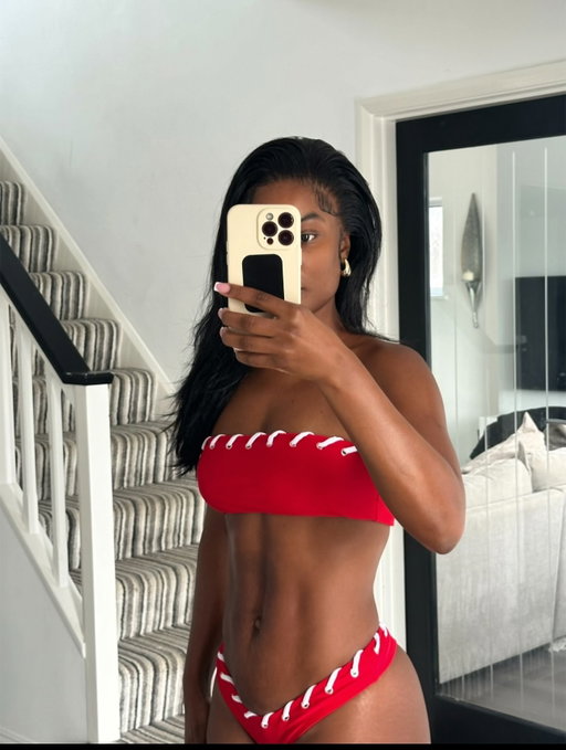 Looking back at my 2025 body pics and I didn’t realise how much my body changed since 2024… 😳 Unfortunately 4 months of inconsistency had me feeling like I’m back at square one, but we move 😂💪🏾 I’m back in the gym full time from tomorrow with a new goal and a new mindset. Wish me luck y’all 😩🤍 We got this!