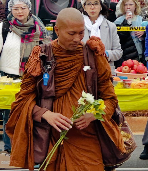 So fortunate to have seen the venerable Buddhist monks and Aloka in Texas when they first started their walk - and today on Day 71 in Georgia. Happy to see their following grow along the way for such a needed message 🧡 @walkforpeace.usa