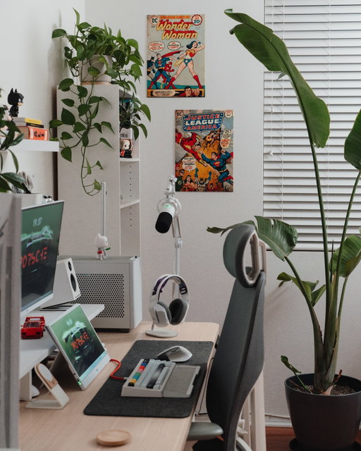 First new additions to the office for 2026. 

Added little more character to the space with some vintage DC comic art from @displate 

Love the quality of the metal posters and how easy it is to install. Another 10/10 gift from the gf ♥️

#desksetup #pcsetup #gamingsetup #homeoffice #workspace