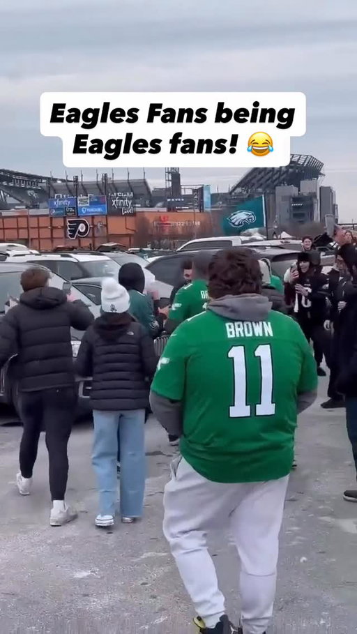 The Eagles fans doing what they do best! Entertain us! 🍿 LOL

#nflfootball #nflnews #eagles!
