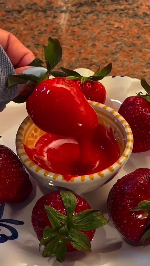 New year, new spin on a sweet treat 🤭🍓. Save so you can try. 👀

📸: @minimalistmiaa