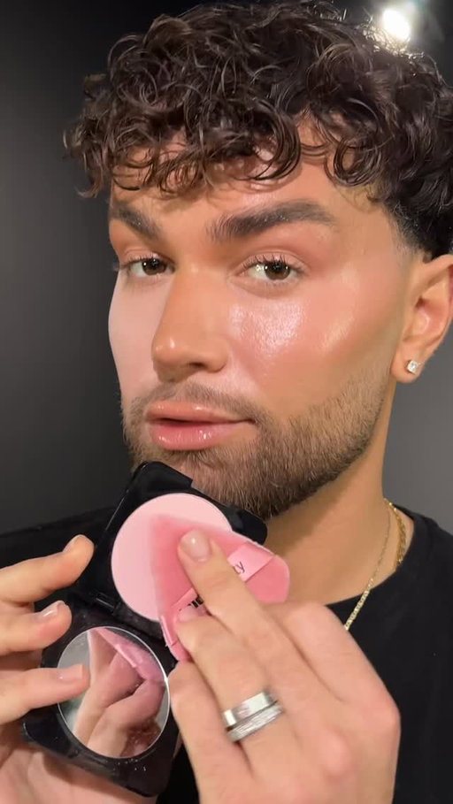 DOs and DONTs for a FLAWLESS undereye with the @hudabeauty easy bake pressed powder 👀…. Don’t worry, there’s more coming 🤫 A D 

#makeup #makeupartist #beauty #beautyhacks #concealer #makeuptutorial