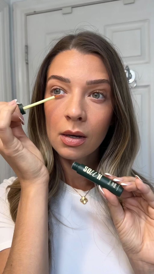I’ll be using @sownbeauty lash serum for 12 weeks twice a day to see how quickly I can grow them back! Welcome to my new series, where I Ripped out my eyelashes and needed a safe lash growth serum FAST. Their formula is prostaglandin-free and uses clean ingredients like botanicals and peptides no eyelid darkening or fat loss around the eyes. I can use it twice a day which most lash serums can’t do. So excited for them to grow back!

#sownpartner #SOWNjourney #lashgrowth #lashserum #eyelashgrowth