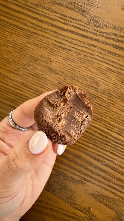 Nesta altura do ano há sempre muitas sobras no meu frigorífico :) Não sou a favor do desperdício mas também não sou a favor de andar a comer uma fatia de bolo todos os dias 😬 Esta solução é perfeita para mim! Diz-me se já experimentaste 🤓