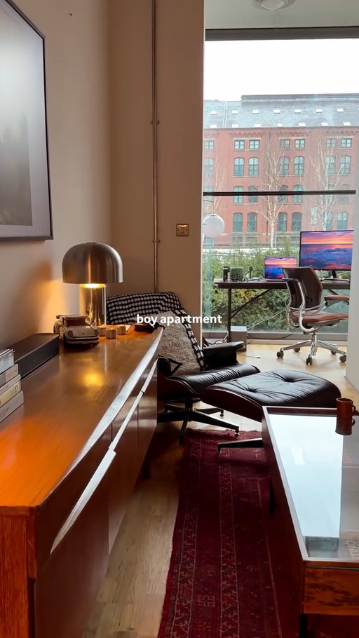 welcome to my home

#homeinspo #boyapartment #midcentury #homedecor #minimalisthome #interiordecor #interiors #unisexapartment #scandiinterior #kendrick #eameschair #apartmentdecor #loftapartment #nycapartment #londonapartment #loftdesign