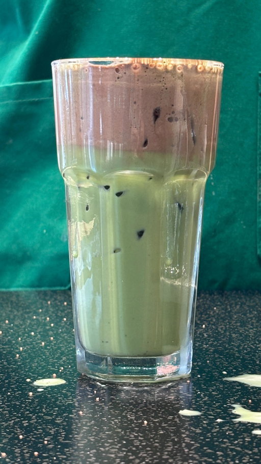 we heard you’re obsessed with dubai chocolate…now it’s yours in matcha form 💚

pistachio meets chocolate, the new iced dubai chocolate matcha
-
on a entendu dire que vous adorez le chocolat Dubaï...vous pouvez maintenant le savourer sous forme de matcha💚

pistache + chocolat, le nouveau matcha glacé au chocolat Dubaï