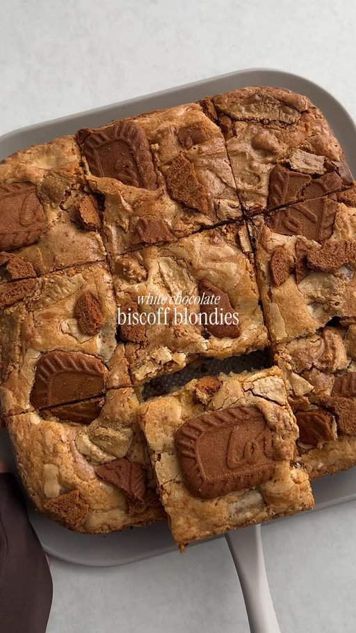 White Chocolate Biscoff Blondies🤍🧸

Ingredients
• 226 g melted unsalted butter
• 200 g dark brown sugar
• 130 g light brown sugar
• 2 eggs
• 4 g vanilla
• 85 g Biscoff spread
• 250 g all-purpose flour
• 5 g baking powder
• 3 g salt
• 65 g Biscoff cookies, crushed
• 85 g white chocolate chips

Method
Mix melted butter and sugars until smooth. Add eggs and vanilla, then mix in Biscoff spread. In a separate bowl, combine flour, baking powder, and salt. Fold dry into wet until just combined. Add crushed cookies and white chocolate.

Pour into a lined 9×9 pan. Top with extra Biscoff and white chocolate if desired. Bake at 165°C for 35–40 minutes.

#explore #sweet #biscoff #reels #baking