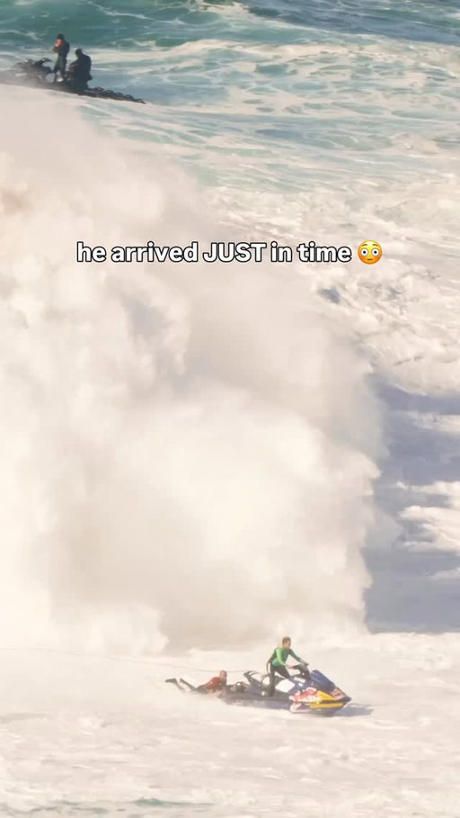 timing is truly everything @lucasfink 😨 

#Surf #Surfing #Rescue #RedBull #GivesYouWiiings