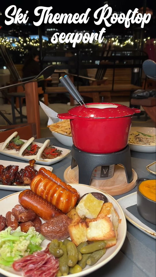 Après Ski Themed Rooftop in Boston @deck12boston 

#Boston #bostonfood #massachusetts #bostonrestaurant #bostonma