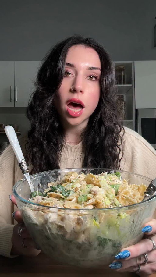 Meal prep a massive bowl of this chicken Caesar protein pasta salad and thank me later. #sponsored 

@primalkitchenfoods Caesar dressing is a staple in my fridge honestly I’m obsessed with all of their dressings and sauces, you can find them at your local grocery store or at primalkitchen.com (use code NEWYEAR for 25% off)

Ingredients:
1 box protein pasta of choice
1 rotisserie chicken diced into small pieces 
1 chopped cucumber
1 can chickpeas drained and rinsed 
1 head romaine 
Shredded Parmesan cheese
@primalkitchenfoods Caesar dressing 

#primalkitchen #easyrecipes #mealprep #pastasalad