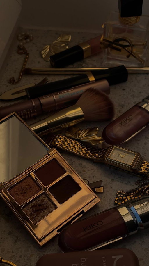 K-Beauty Trend ist endlich auch in der Schweiz! Eine Liquid-Foundation im Cushion-Compact für eine unaufwändige Tap-on-Anwendung. Für welche meiner Zuspäterholics klingt das genauso praktisch wie für mich?🤎 @lorealparis #lorealparisCH #cushion #foundation #makeup #ad