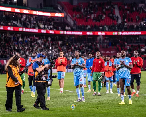 Merci à tous les supporters qui ont vibré, crié et prié avec nous pendant 120 minutes. Votre ferveur a porté nos Léopards au-delà de la fatigue.

​🗣️ Kinshasa, Goma, Lubumbashi, la Diaspora... vous avez été incroyables. Cette défaite est amère, mais votre amour pour le drapeau est notre plus belle victoire.

​On ne tombe pas, on apprend. On se relève ensemble pour les prochains défis. Merci d'avoir été là, du coup d'envoi jusqu'à cette cruelle fin de prolongation.

​LE CONGO EST ET RESTERA DEBOUT ! 🐆🇨🇩🔥

​#RDCALG #CAN2025 #Léopards #MerciSupporters #BendeleEkweyaTe Fimbu