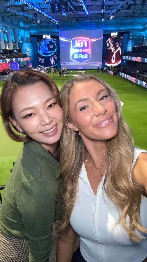 Such a treat to see the players in a setting beyond regular golf tournaments🙌

Tiger & Rory didn’t just put their names on @tglgolf They co founded it, helped design the format, invested in the project, and stayed actively involved. This league was clearly built with intention.
Teams were formed through ownership groups, and players were selected through a draft. Each match is 15 holes. The first 9 holes are played as three player alternate shot, and holes 10 through 15 are singles matches, with two holes per player🏌️‍♂️

My favorite teams were playing tonight 😍 @thebaygolf vs @atlantadrivegc 
And it was my first time watching TGL live in person ⛳️ Honestly, I wasn’t sure what to expect, but I was genuinely wowed by the experience. It felt completely different from traditional golf tournament I’m used to. But at the same time, it was still the world’s best tour pros competing🔥 It was a totally different genre of golf, which I truly enjoyed and appreciated 🤩��Oh and it was lovely running into my beautiful @emmmacarpenter 

타이거 우즈와 로리 매킬로이가 직접 만든 리그라면, 뭔가 다를 수밖에 없네요

@tglgolf 은 단순히 타이거와 로리가 이름만 내건 프로젝트가 아니에요. 공동 설립했고, 포맷을 함께 만들었고, 직접 투자했고, 지금도 적극적으로 관여하고 있어요. 의도를 가지고 만든 리그라는 게 느껴졌어요.
팀은 구단 형태로 만들어지고, 선수들은 드래프트를 통해 선발됩니다. 다른 메이저 스포츠와 같은 방식이에요!

한 경기는 총 15홀로 진행되고, 전반 9홀은 3인 팀이 번갈아 가며 샷을 하는 매치이고요~ 후반 10홀부터 15홀까지는 선수당 두홀씩 싱글 매치예요.

오늘은 제가 좋아하는 팀들이 경기하는 날이었어요!!! 꺄 😍 오버그 선수가 있는 @thebaygolf 대 @atlantadrivegc 매치였어요!!
제가 TGL을 현장에서 직접 본 건 처음이었어요. 저는 엘에이에 살고, 경기장은 플로리다이거든요. 너무 너무 와보고 싶었던 곳이에요!!!

솔직히 어떤걸 기대 해야하는지 잘 모르고 갔는데, 직접 보니까 신기하고 즐거웠어요! 제가 아는 전통적인 골프 시합과는 완전히 다른 분위기이지만,
경기하는 선수들은 여전히 세계 최고 수준의 투어 프로들이었고요~ 🔥완전히 다른 장르의 골프라서, 그래서 더 재미었던것 같아요!! 🤩단순히 그냥 골프 시합 말고도 또 다른 무대에서 선수들을 볼수있다는게 너무 흥미로웠답니다!

오 그리고 정말 오랜만에 만난 예쁜 동생 에마를 봐서 반가웠어요!!!! 😍

#TGL #SoFiCenter #golfwithaimee #WhatanExperience #Iwantmore