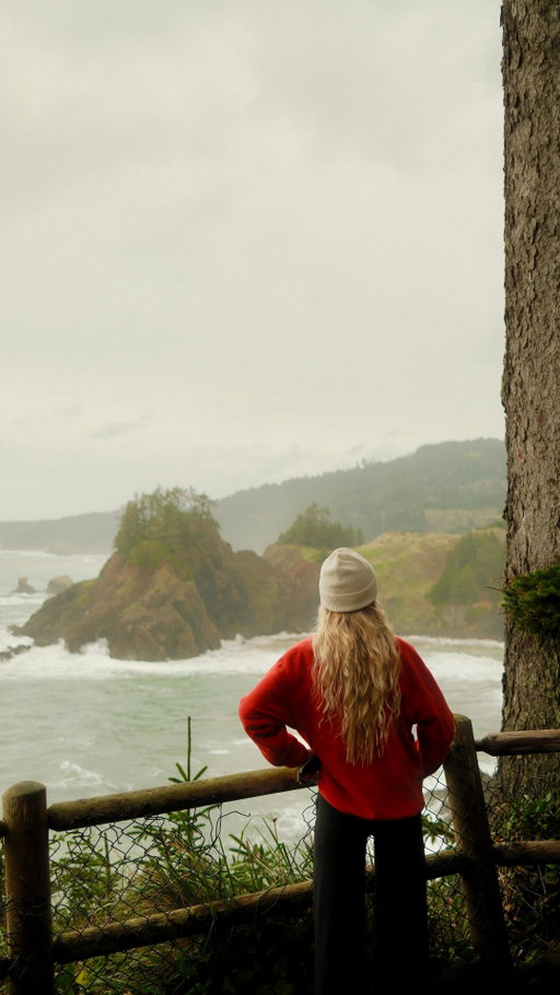 Ditch Netflix, take her to the coast instead🌊🌲

📍Natural Bridges in Brookings Oregon

follow @tayandtreytravel for more of our adventures + what it’s like traveling the world in our 20s✈️
•
•
•
•
•
Oregon Coast, Brookings, Date Idea, Where To Travel in 2026, 2026 Goals, Couple’s That Travel, Adventure Travel