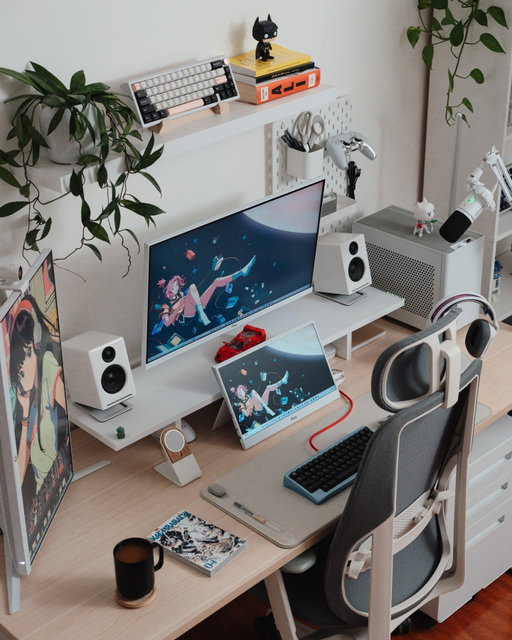 Some mid-week setup inspo ✨ 

Not going to lie, didn’t end 2025 on the highest note but I’m feeling optimistic on what the new year will bring 🙏🏾

Who else is planning on making some major leaps  in 2026?

#desksetup #pcsetup #gamingsetup #homeoffice #officedecor