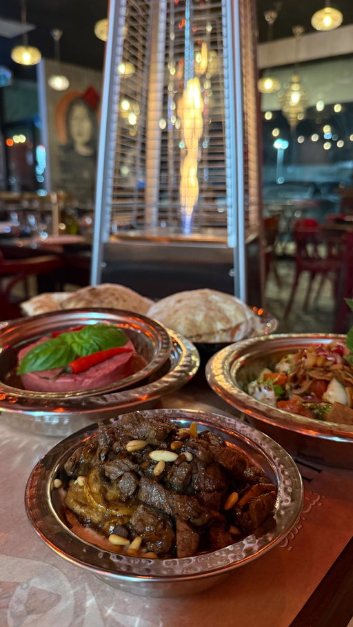 fresh bread, hummus, stuffed vines leaves & more at this brand new lebanese resto @beitbeiruti 😍 delicious food & cozy ambiance makes it a perfect spot for a date night or an intimate dinner with friends!! very generous portions so come with an appetite! 🫶🏼