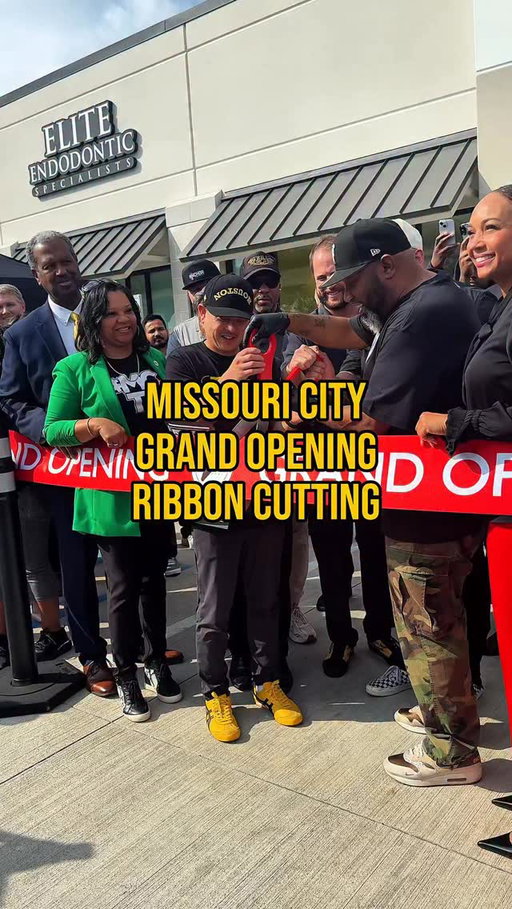 MO CITY • This moment was built on community. Missouri City, thank you for the trill welcome. ✂️🍔 special thank you to @mayorrobinelackatt @reynolds.ron @missouricitytx 🤘