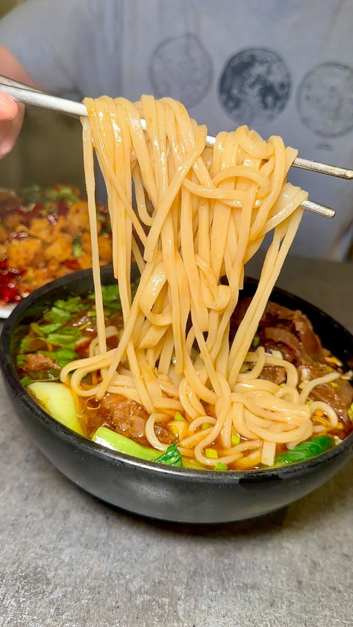 HIDDEN GEM HANDMADE DUMPLINGS AND NOODLES 🥟 Everything is made fresh by hand like their crazy juicy dumplings, noodles made for each bowl, and all of their Chinese food! 

Noodle Works has all your Chinese food favorites but you have to get their dry hotpot and put their homemade chili oil on everything ⭐️

📍 Noodle Works | 250 Randol Mill Ave Suite 140, Southlake, TX 76092

#chinesefood #noodles #dallas #dallasfood #dallasrestaurants
