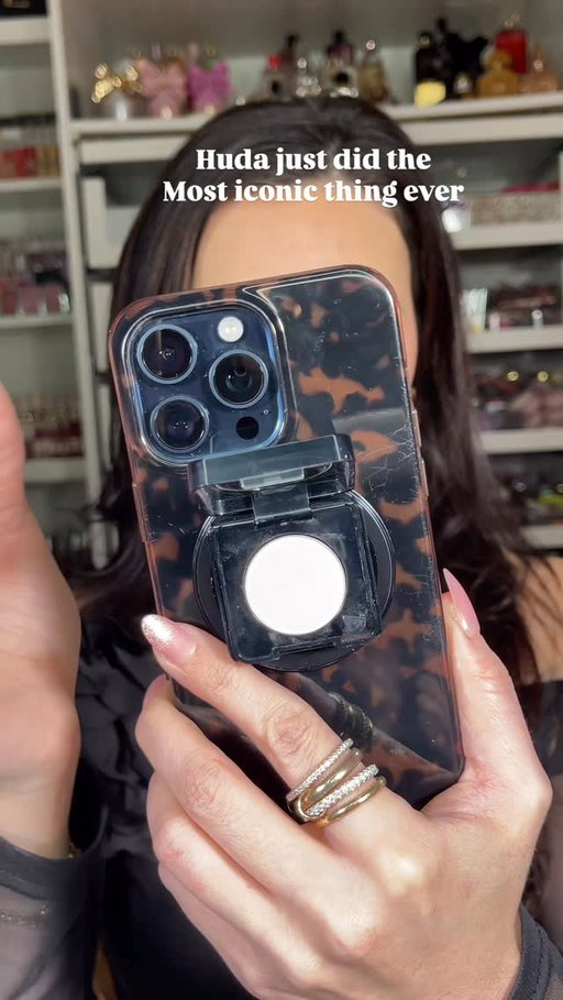 Huda just did the most iconic thing ever - I’m sorry a pressed powder phone grip I’m obsessed 😂
#newmakeup #hudabeauty #settingpowders #softglam #hudabeautyshop @hudabeauty