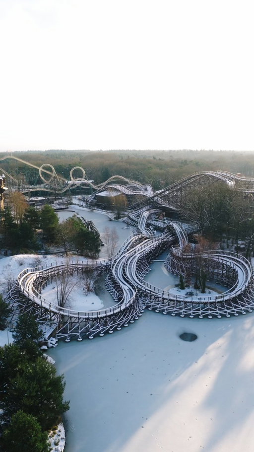 In Efteling ist es gerade extra winterlich! ❄️🥰 Alles steht im Zeichen von Winter Efteling, und mit einer dicken Schneeschicht wird die märchenhafte Atmosphäre noch lebendiger. ✨ Lass ein 🤍 da für ein weißes Winter Efteling!
