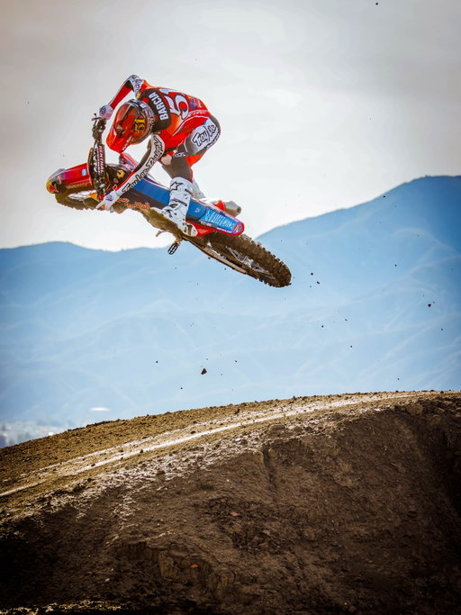 Beyond stoked for 2026! Back with the @troyleedesigns team and reunited with @fcsuspension and @redbullusa Let’s take it to the next level with @ducatiusa, what a dream team 🤯😎🎆