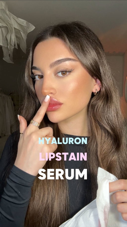 Ich liebe Liptints für natürliche Lippen aber @lorealparis hats auf ein neues Level gebracht🫦 NEU Hyaluron Lipstain Serum: Hydriert wie ein Serum, hält wie ein Stain. Glossy Swipe zu matten, hydrierenden Tint. 12h gewichtlose Farbe, selbst beim Küssen & Essen.💋 Kommentier & ich suche mir jemanden/ einige aus zum was zuzusenden💌 #ad #lorealparisCH #liptint #lipstain #makeup