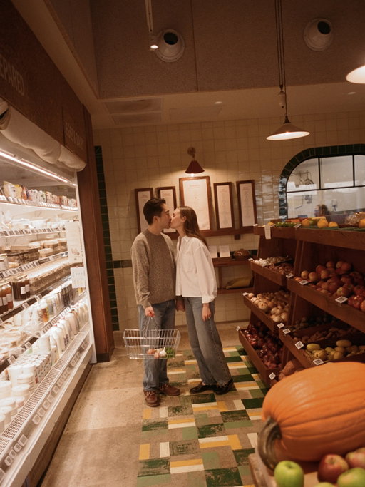 Followed Emily & Brandon around @eatradius while they picked up ingredients for dinner. They love cooking together, so it felt like the perfect way to document their relationship in a way that’s true to who they are 🍅