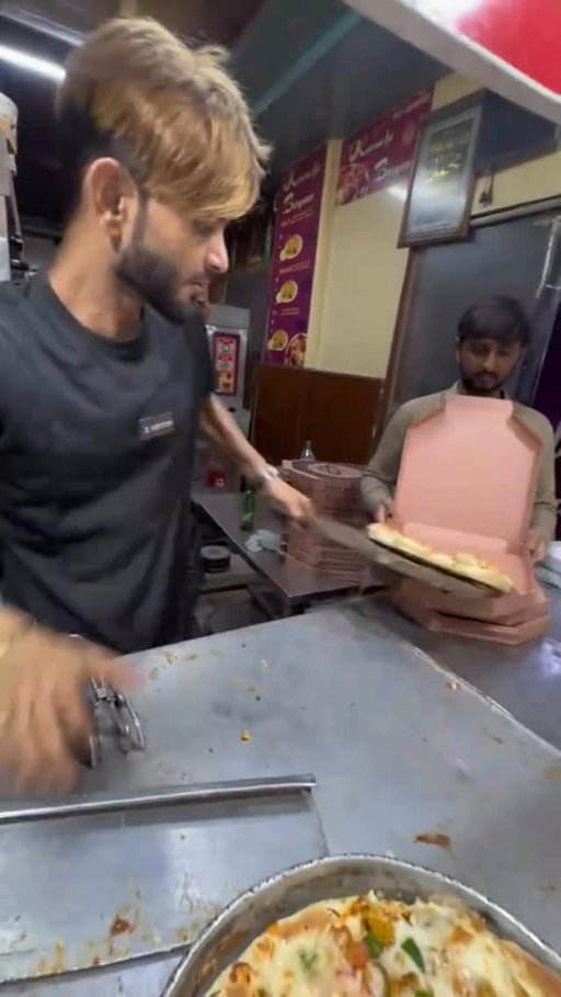 Why’s he so mean to the pizza though ???

(c + c @grillhotbarkatmarket )