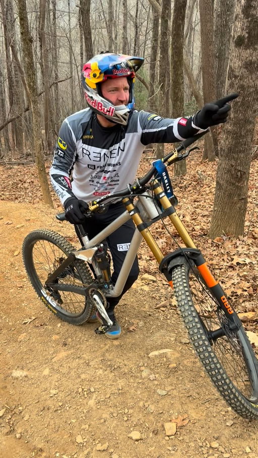 Some exciting news from the @frameworksracing team today. 🇺🇸

Great to see @aarongwin1 getting comfy on the Frameworks bike, kitted out with some trick @ridefoxbike pieces. He’s already looking right at home.

Who’s hyped for some racing? 🏁

#RideFox #Fox