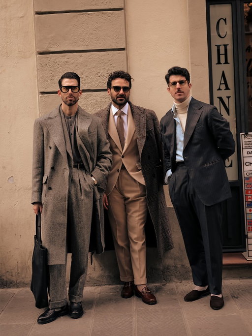 There’s less than a week to go until Pitti Uomo 109, and I’m finalizing the details for the new edition. Here are the looks I wore last winter during my days in Florence.

Which one was your favorite?

Stay tuned for the new ones!

#PittiUomo #traje #streetstyle #modahombre #florence