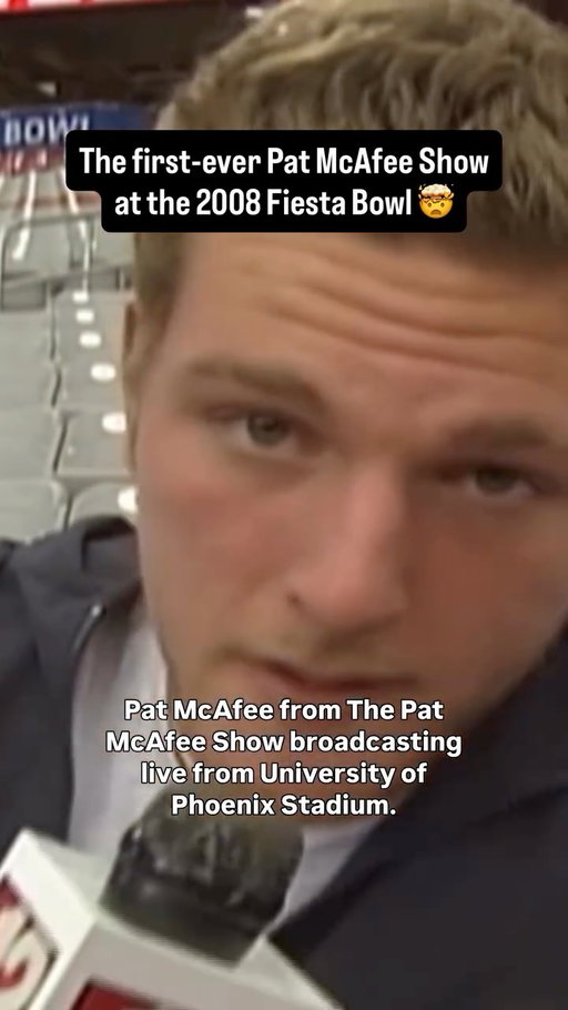 Was The Pat McAfee Show born at the 2008 Fiesta Bowl? 😳🌵

Before WVU’s statement win against Oklahoma, 20 year-old Mountaineers kicker/punter Pat McAfee took over Media Day by grabbing a @wboytv mic and interviewing players and coaches — a moment that feels pretty familiar now.

Fast forward to today: Pat and the @patmcafeeshow crew go LIVE on the sideline at the @vrbo Fiesta Bowl with a special Field Pass broadcast on ESPN2. Tune in! 📺🏈

(🎥 @goldandbluenation / @wboytv)