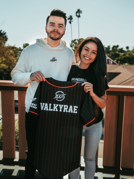 HAPPY BIRTHDAY CO-OWNER, @valkyrae! 🎂