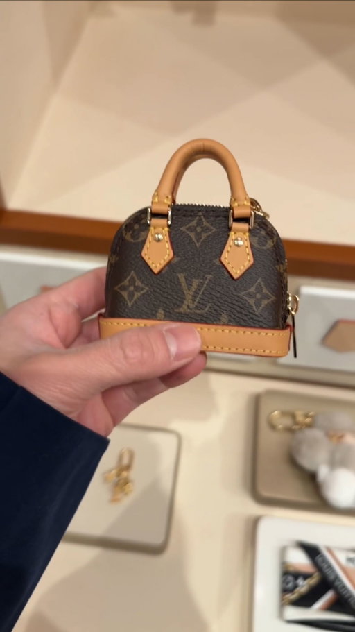 Celebrating the 130th anniversary of @louisvuitton’s monogram 👀