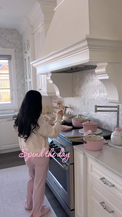 Getting back in touch with slow, soft moments and little tasks around the house!🎀🧘🏼‍♀️☁️A gentle reminder that it’s okay to move through life at your own pace besties.🩷

#home #pinkaesthetic #homedecor