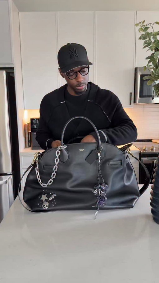 I bought this @coach bag last year and it has easily become one of my favorite bags. 

Some of my favorite things to carry with me @sonos headphones, @aesop hand lotion, @loewe sunglasses, and my @canonusa camera.

#mensfashion #mensstyle #luxury #mensbag #luxuryshopping